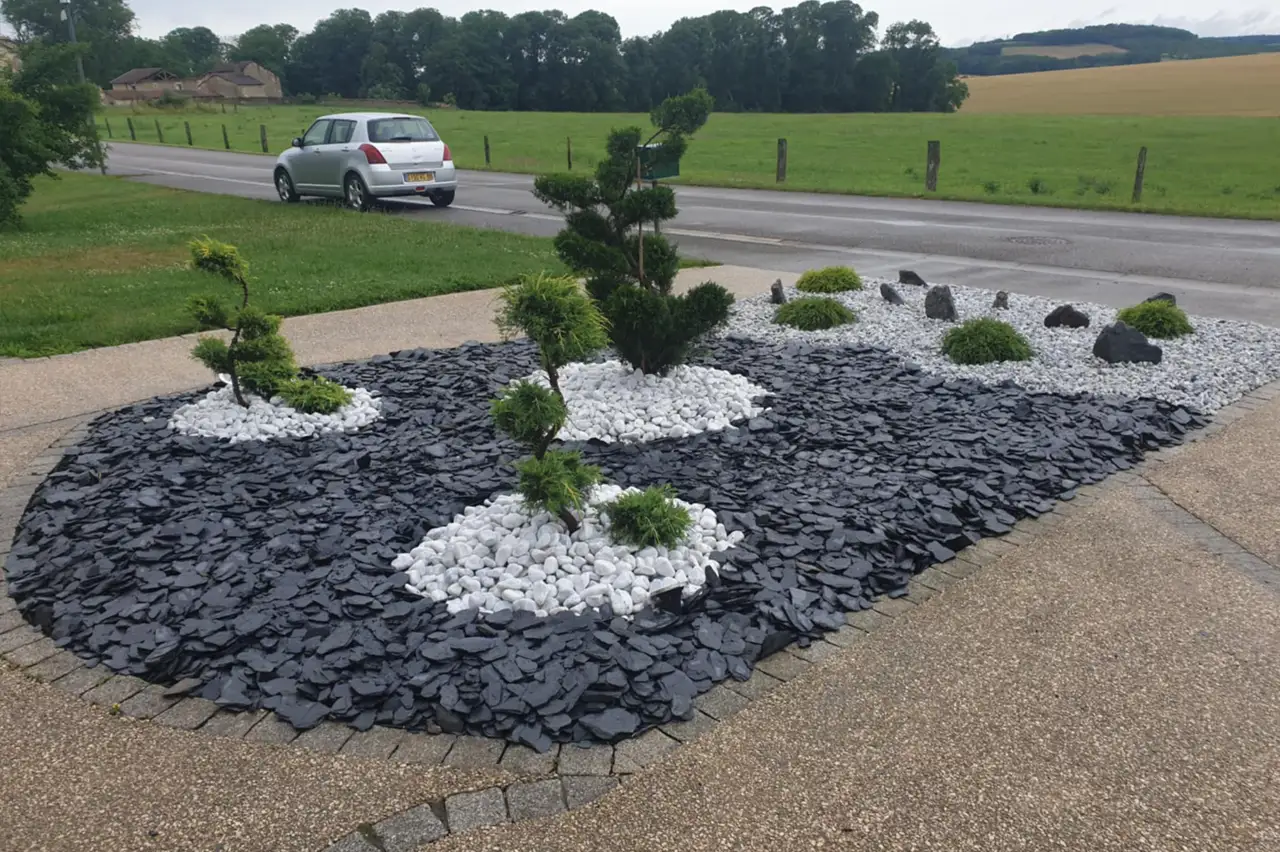 devant de maison avec des ardoises et des plantes par AD Paysage