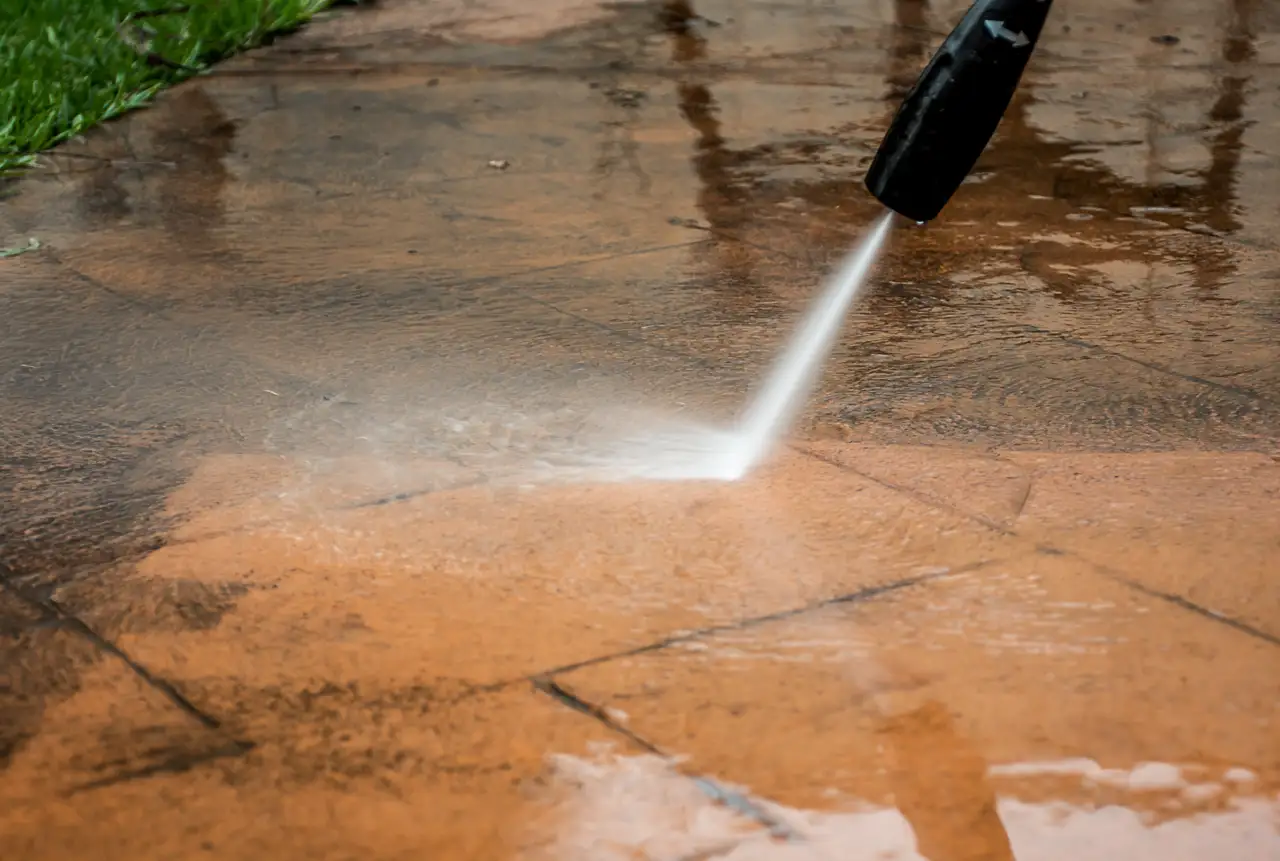 nettoyage d'un sol de terrasse par AD Paysage